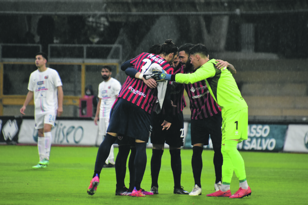 8 gol, 3 rigori e un espulso: i Lupi evitano il ko clamoroso