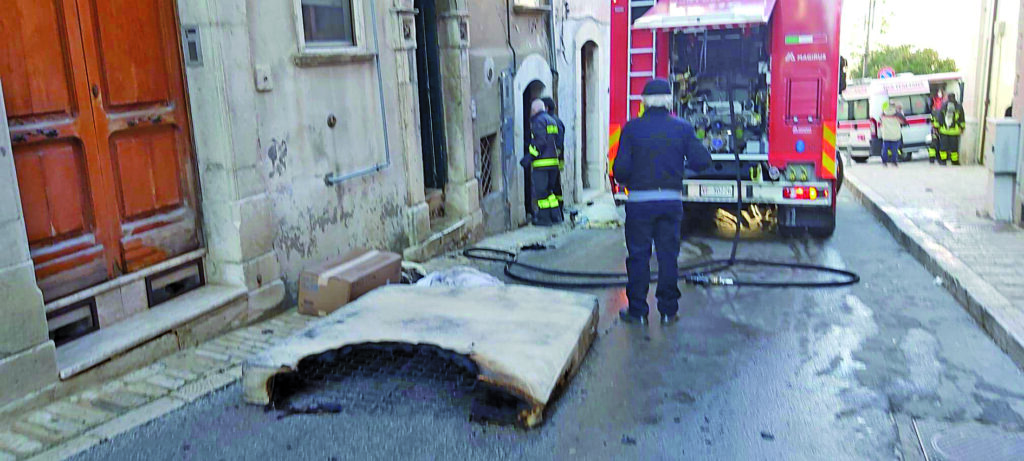 Ripalimosani. Prende fuoco un materasso, i vigili evitano la tragedia