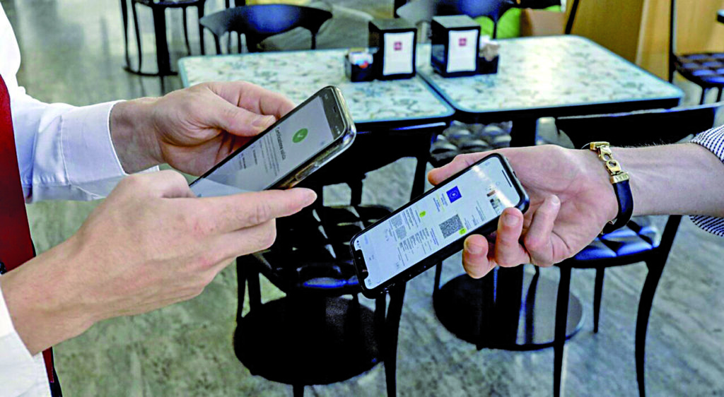 Ristoranti, cerimonie e cinema: da domani solo col super green pass