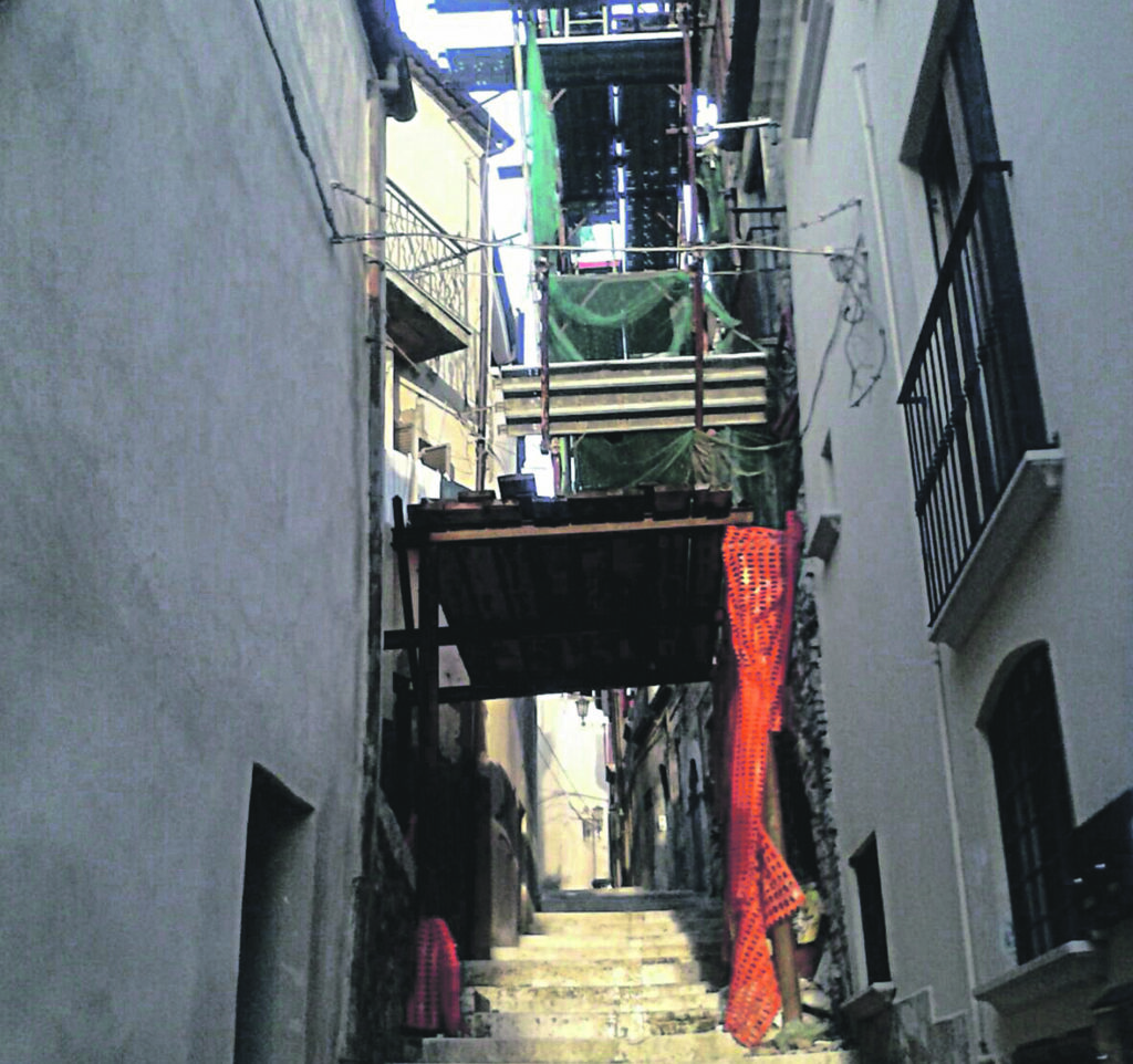 Campobasso, ristruttura il suo appartamento e annette la casa dei vicini: odissea per una famiglia del centro storico