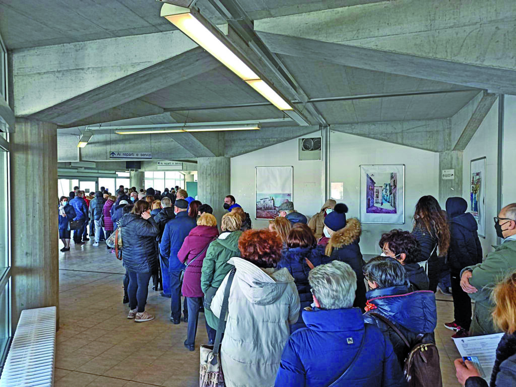 Maxi afflusso al Cardarelli, code e nervi tesi: a fine giornata l’hub conta 600 inoculazioni