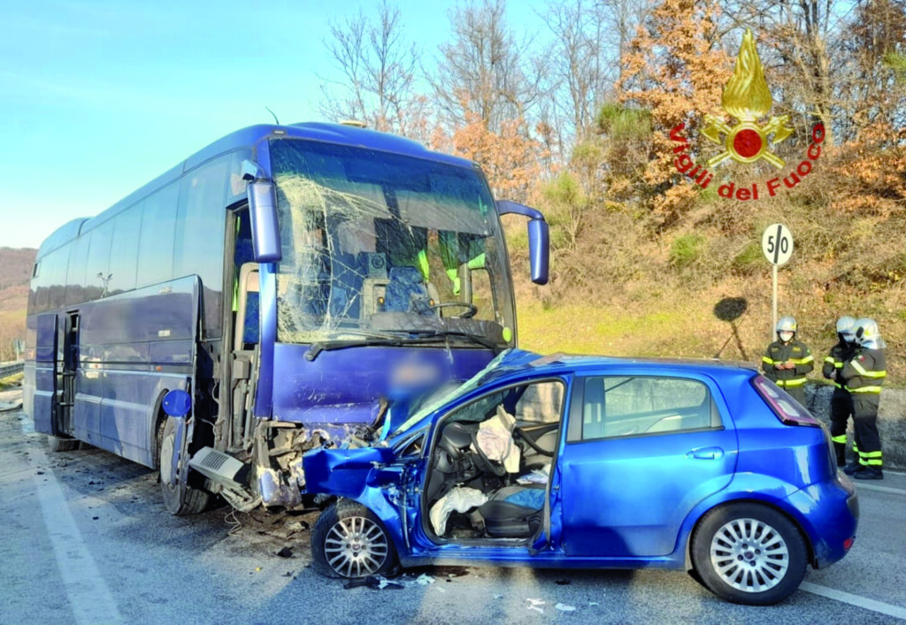 Busso, violento frontale tra bus e auto: conducenti in condizioni serie