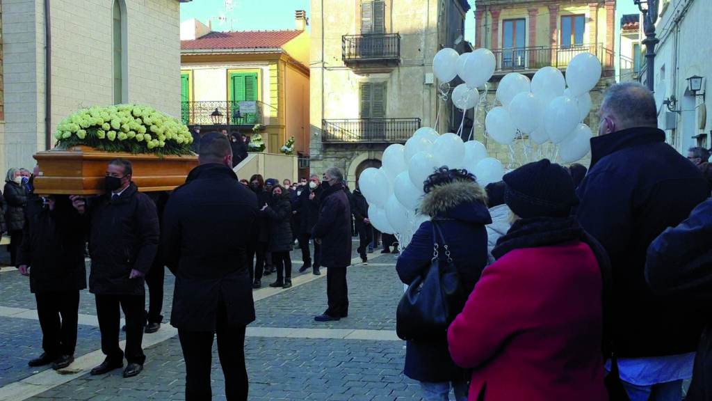 Montenero abbraccia Vittorio nell’ultimo commosso saluto