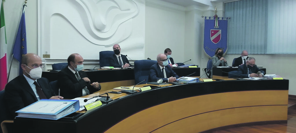 Il centrodestra sceglie la via istituzionale: Toma e Micone grandi elettori per il Colle