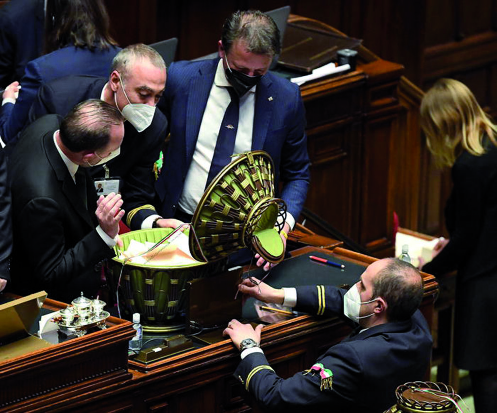 epa09712349 A moment of the vote at the Lower House (Chamber of Deputies) in Rome, Italy, 27 January 2022. Italian lawmakers from both houses of Parliament and regional representatives on 27 January are taking part in the fourth ballot of the presidential election, after the first three rounds of voting proved inconclusive.  EPA/ETTORE FERRARI / POOL