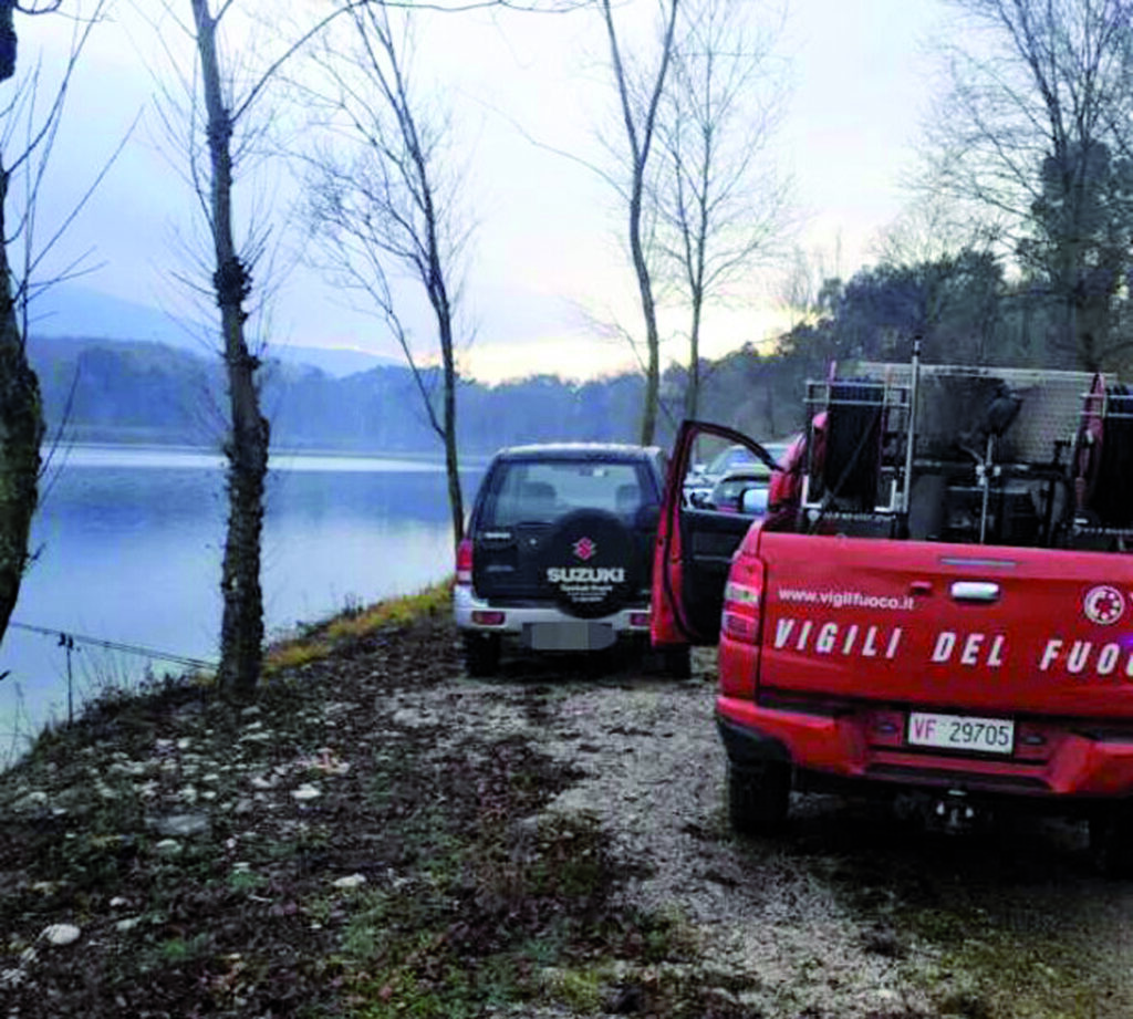 Pescatore disperso al Lago dei Cigni, il 38enne non è stato ancora ritrovato: emersa solo una scarpa