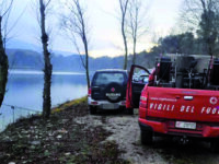 Pescatore disperso al Lago dei Cigni, il 38enne non è stato ancora ritrovato: emersa solo una scarpa