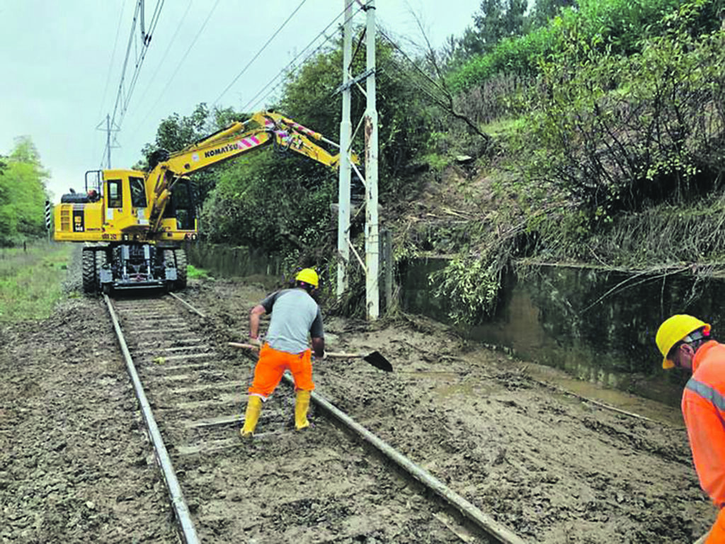 Operai delle ferrovie lavorano su un tratto di strada ferrata  per ripristinare la linea ferroviaria danneggiata dal maltepo Genova Ovada, 24 ottobre 2019.  ANSA/Ferrovie dello Stato EDITORIAL USE ONLY NO SALES