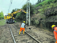 Operai delle ferrovie lavorano su un tratto di strada ferrata per ripristinare la linea ferroviaria danneggiata dal maltepo Genova Ovada, 24 ottobre 2019. ANSA/Ferrovie dello Stato EDITORIAL USE ONLY NO SALES