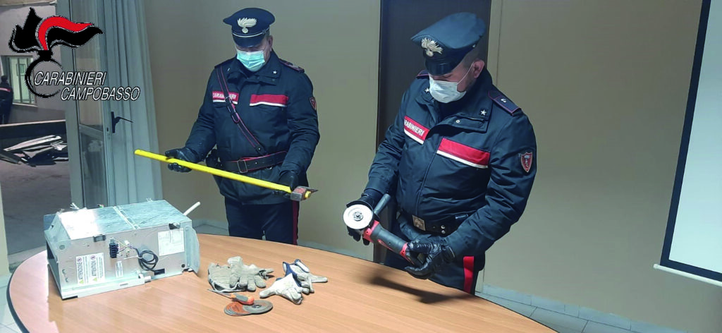 Ururi. Svaligiano una villa, beccati mentre caricano il bottino: coppia in manette