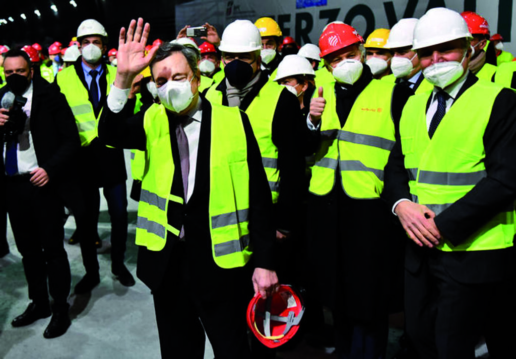 (S-D) IL Presidente del Consiglio Mario Draghi, L'Ad di Ferrovie dello Stato Luigi Ferraris, l'ad di Webuild Pietro Salini, il commissario per il Governodel terzo Valico Calogero Mauceri durante una breve visita al cantiere del terzo valico. Genova, 09 febbraio 2022.
ANSA/LUCA ZENNARO