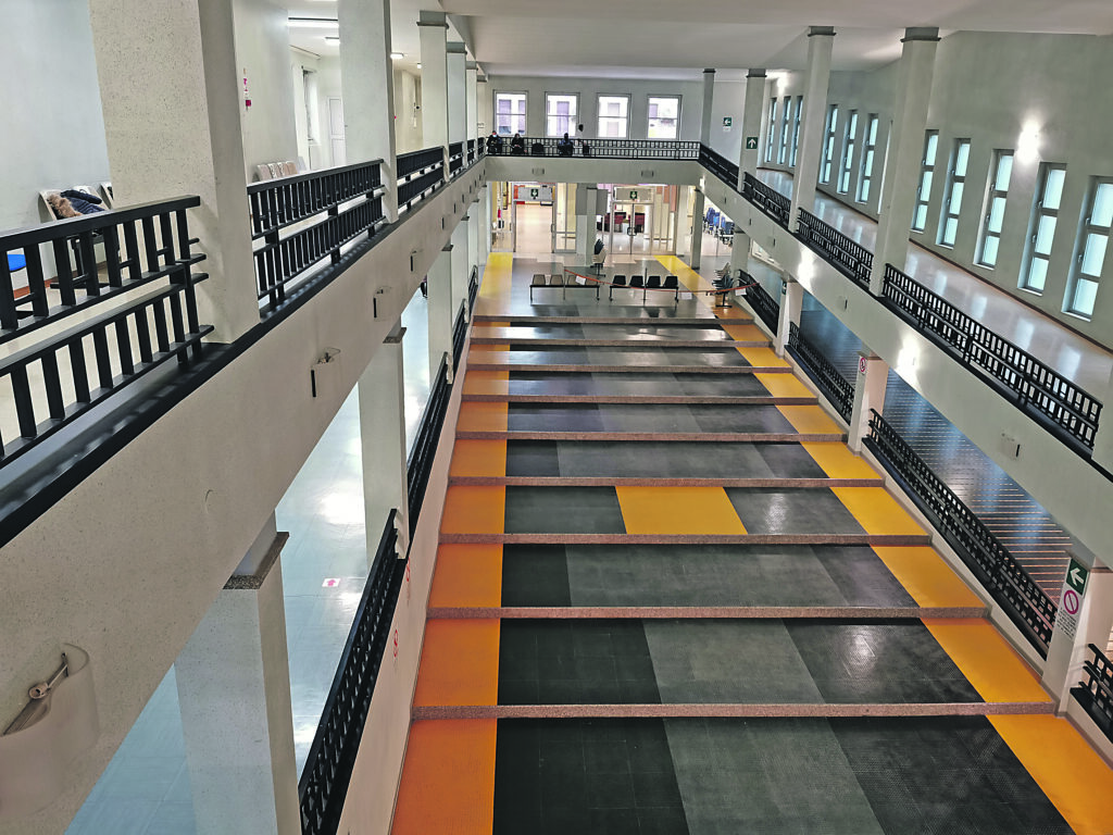 Stop forzato per 300 operatori, reparti strategici a rischio paralisi in piena pandemia