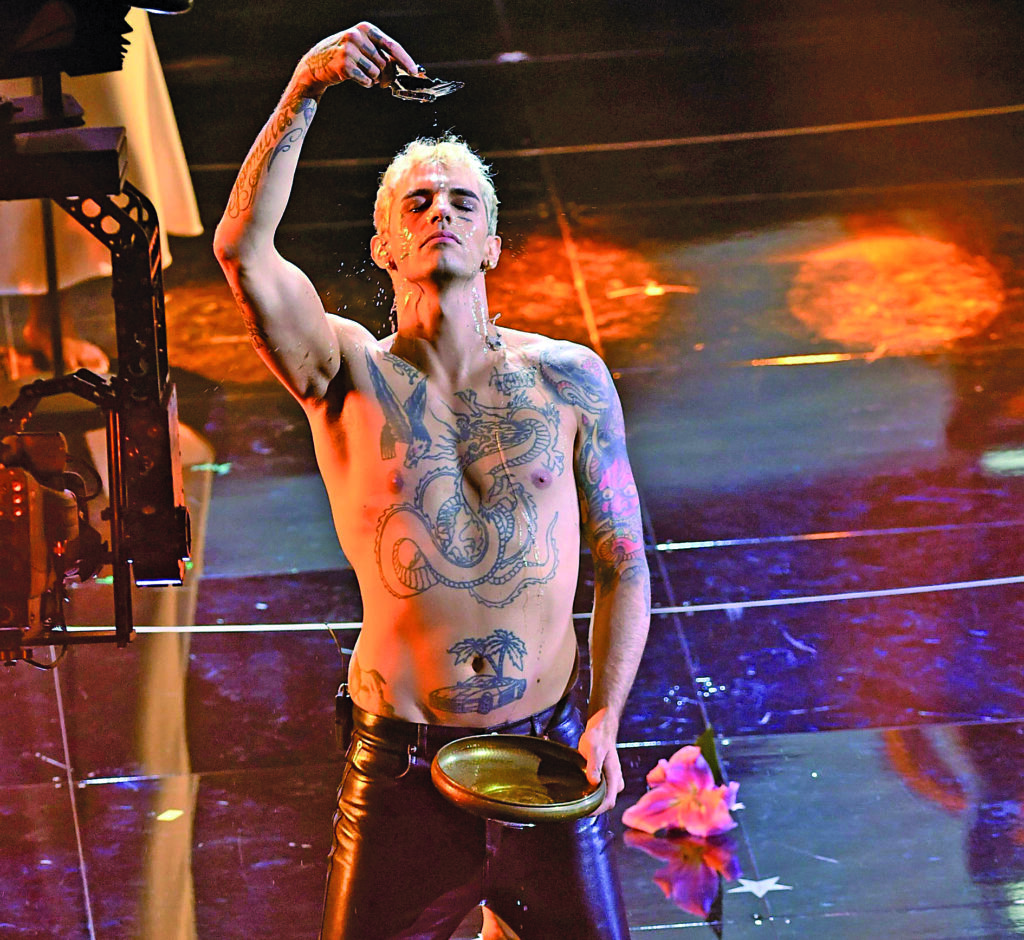 Dall’autobattesimo di Achille al look ‘pandemico’ di Orietta: le pagelle del don che ama il festival