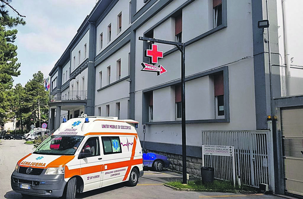 Turni massacranti all’ospedale Caracciolo, partono gli esposti
