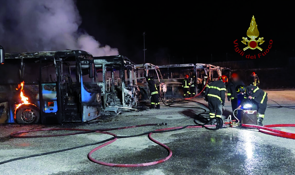 Trivento. Incendio nel parcheggio, dieci pullman ridotti ad un ammasso di lamiere annerite