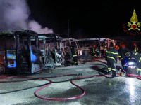 Trivento. Incendio nel parcheggio, dieci pullman ridotti ad un ammasso di lamiere annerite