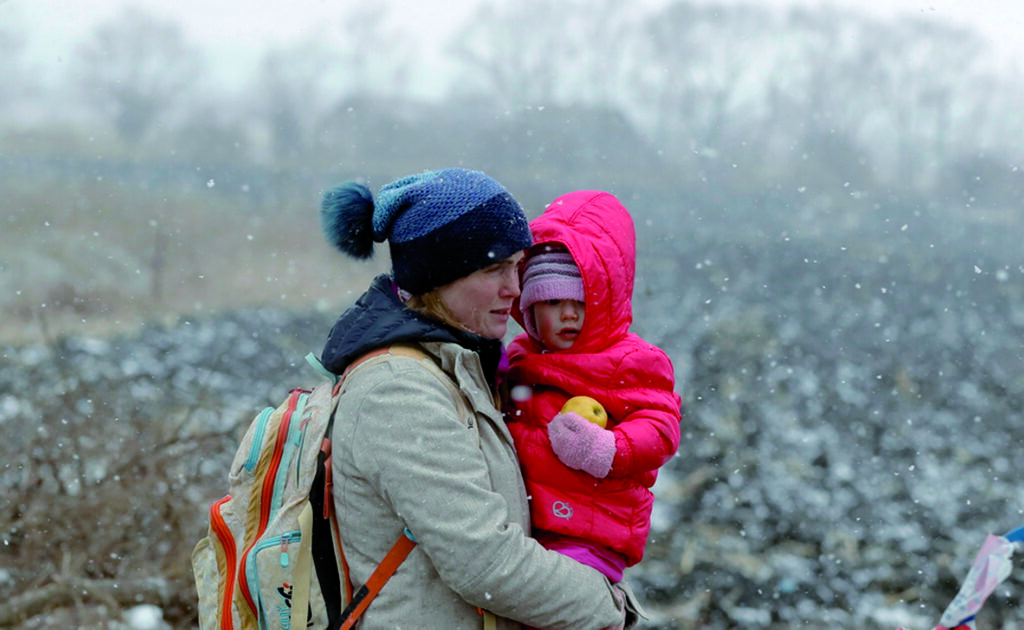 epa09807501 A Ukrainian mother holds her baby as she passes through the border crossing of Siret, northern Romania, 07 March 2022. Since Russia began its military operation in Ukraine on 24 February, some 261,445 Ukrainian citizen have entered Romania, according to the latest report of the Border Police.  EPA/ROBERT GHEMENT