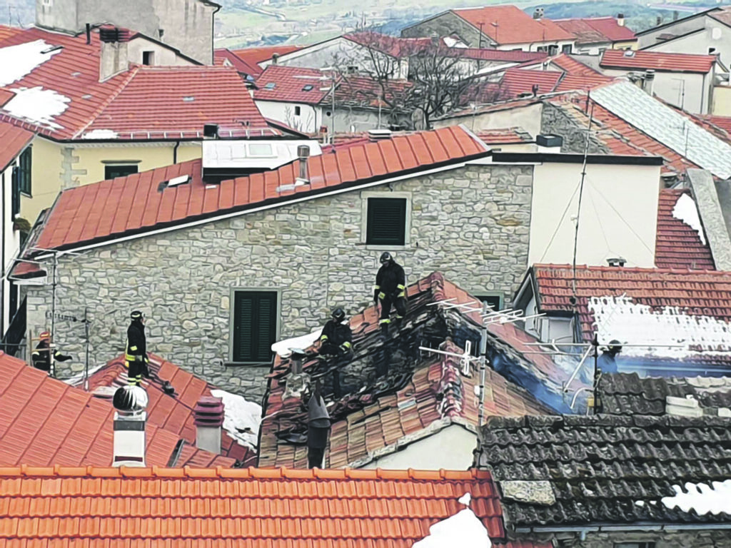 Scoppia un incendio nel centro storico di Agnone, le fiamme divorano il tetto di un’abitazione