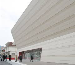 Isernia, assembramento al processo e l’udienza si tiene ‘a teatro’