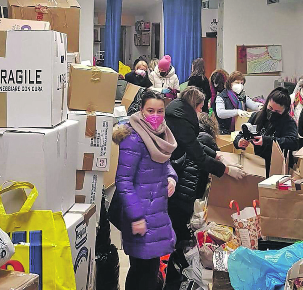Un fiume di auto per inviare beni in Ucraina, esplode la solidarietà