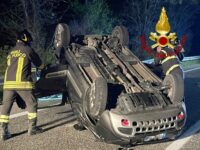 Rocambolesco incidente a Cantalupo: quattro auto coinvolte, una si ribalta