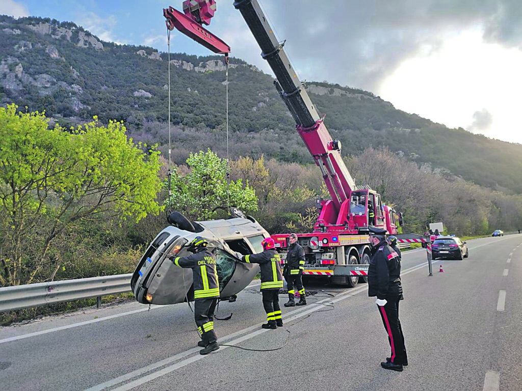 Pesche, finisce nel dirupo con l’auto: salvata dal poliziotto eroe
