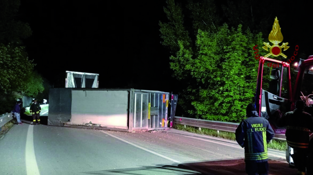 Incidente sulla Bifernina, si ribalta un Tir carico di polli: illeso il conducente
