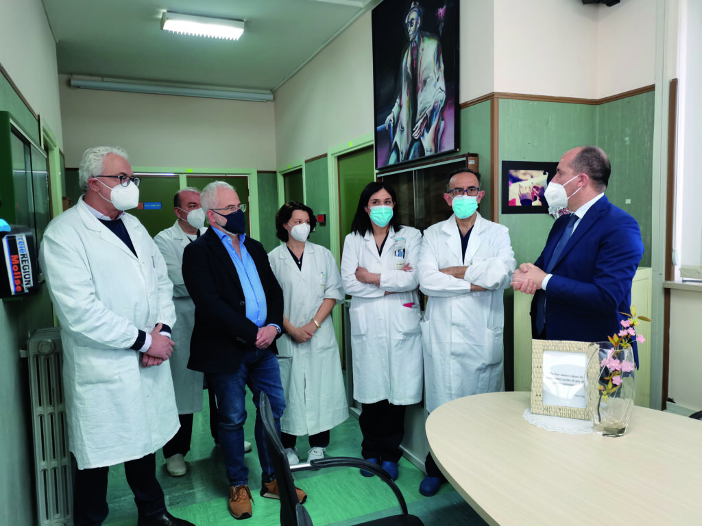 Tablet al reparto di oncologia del Cardarelli, «contributo all’opera meritoria dei sanitari»