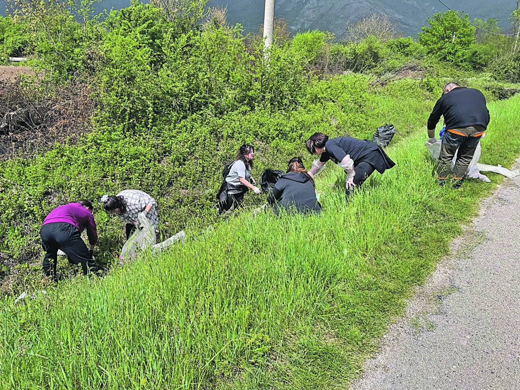 I volontari ripuliscono la piana dai rifiuti, successo per l’appello Città Nuova