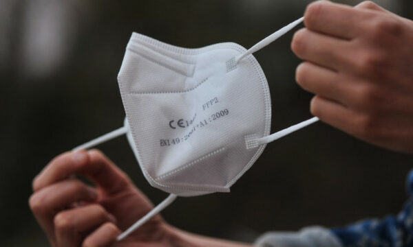 Sui bus, al cinema e a teatro Ffp2 fino al 15 giugno. Green pass quasi in soffitta: resta per le strutture sanitarie