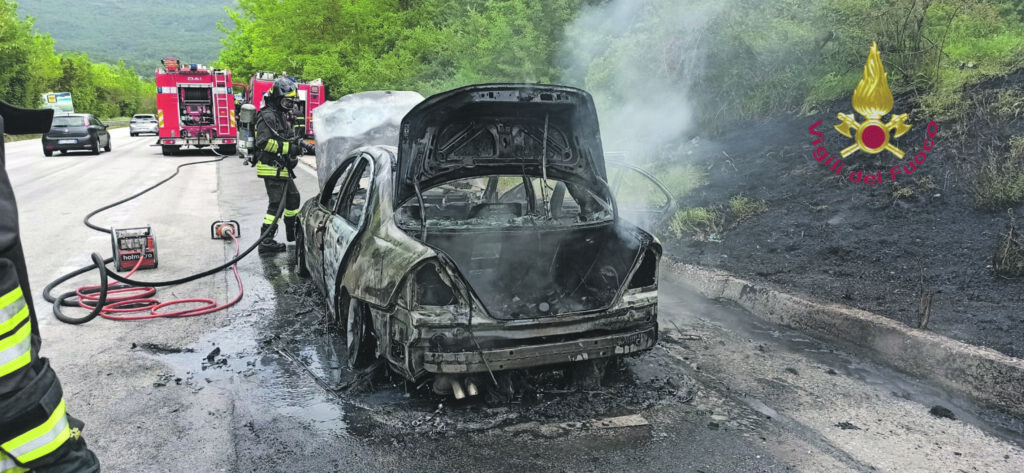 Pesche. Mercedes prende fuoco sulla statale, salva la famiglia che stava andando al mare