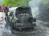 Pesche. Mercedes prende fuoco sulla statale, salva la famiglia che stava andando al mare