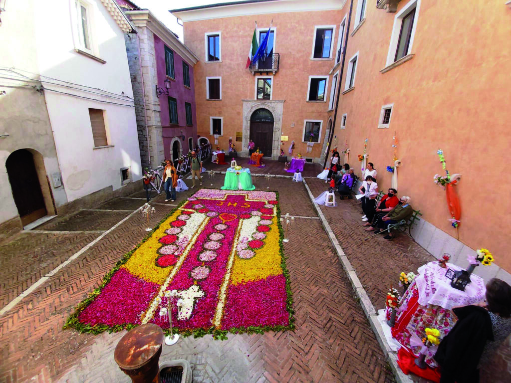 Campobasso, il centro storico inondato di colori e profumi per l’Infiorata
