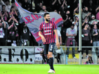 Menna: «Felice del mio futuro in rossoblù»