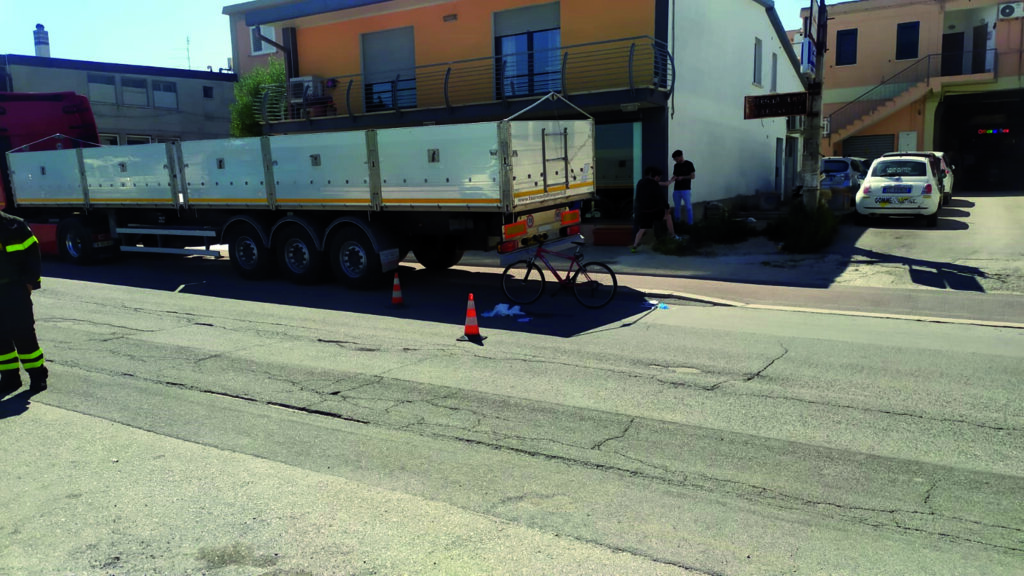 Termoli, si schianta con la bici contro un camion in sosta