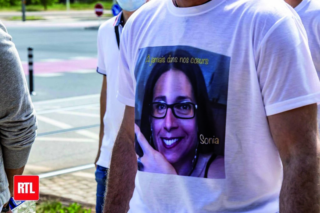 T-shirt con la foto di Sonia e palloncini bianchi in cielo