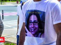 T-shirt con la foto di Sonia e palloncini bianchi in cielo