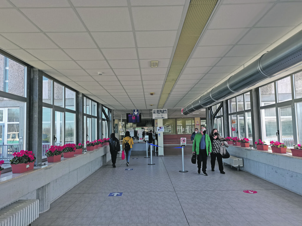 Covid, muore un 85enne. Altre 320 diagnosi, casi attivi a quota 8.300