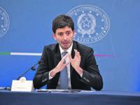 Il virus circola ancora, appello di Speranza: «Quarta dose per fragili e over 80 importante»