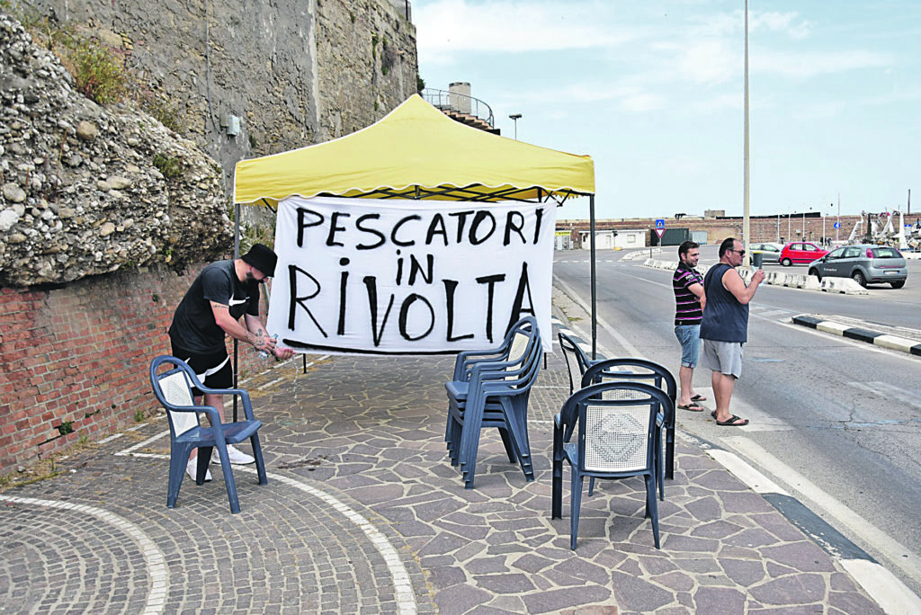 La protesta si fa dura, bloccato l’accesso al porto