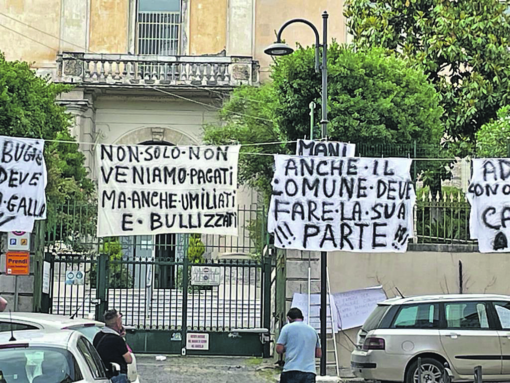 I lavoratori del Carsic non mollano, continua la protesta