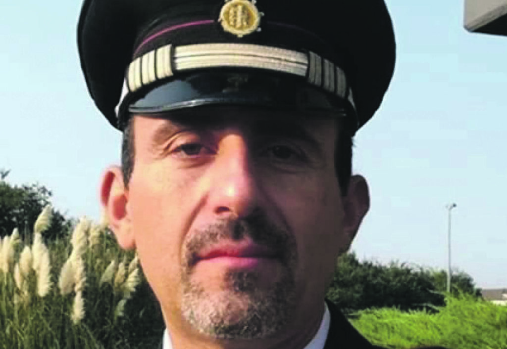 Sfonda un finestrino e salva bimba di sei mesi chiusa in auto sotto lo sguardo atterrito della madre