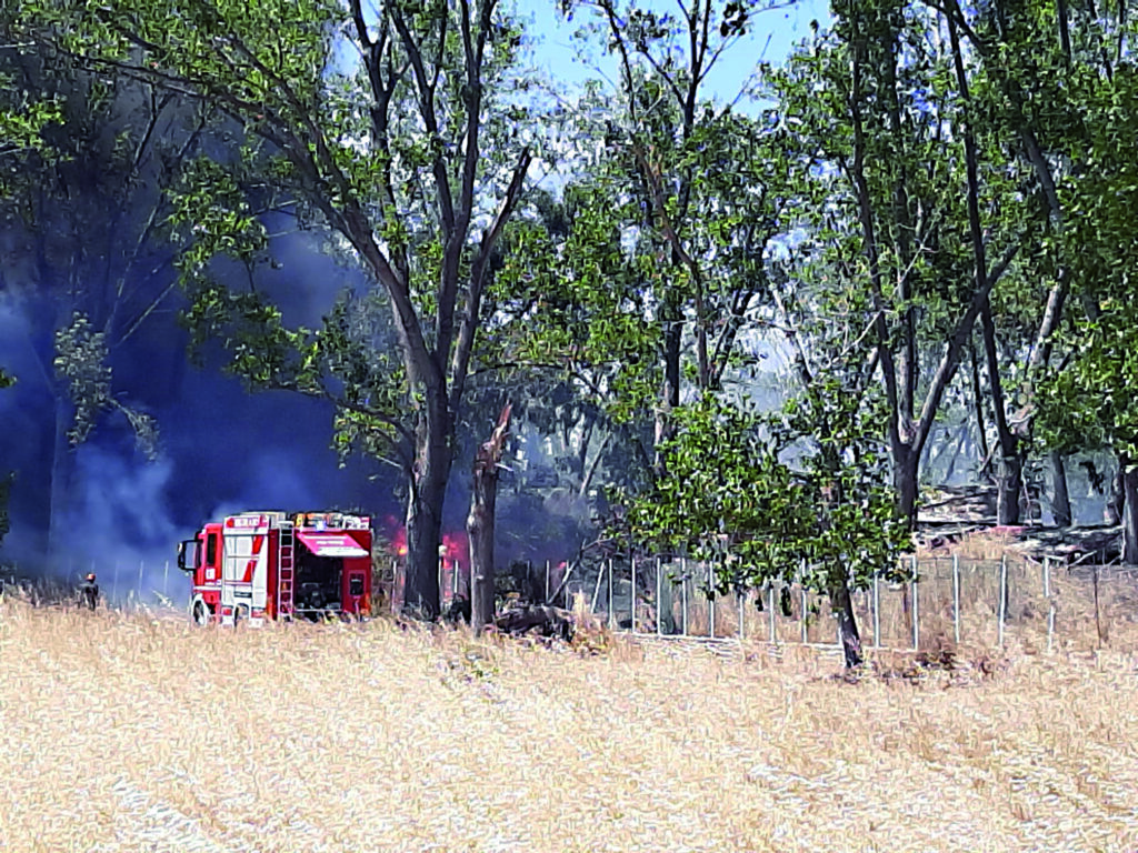 Torna l’incubo degli incendi a Campomarino, all’Happy Family in azione i Vigili del fuoco