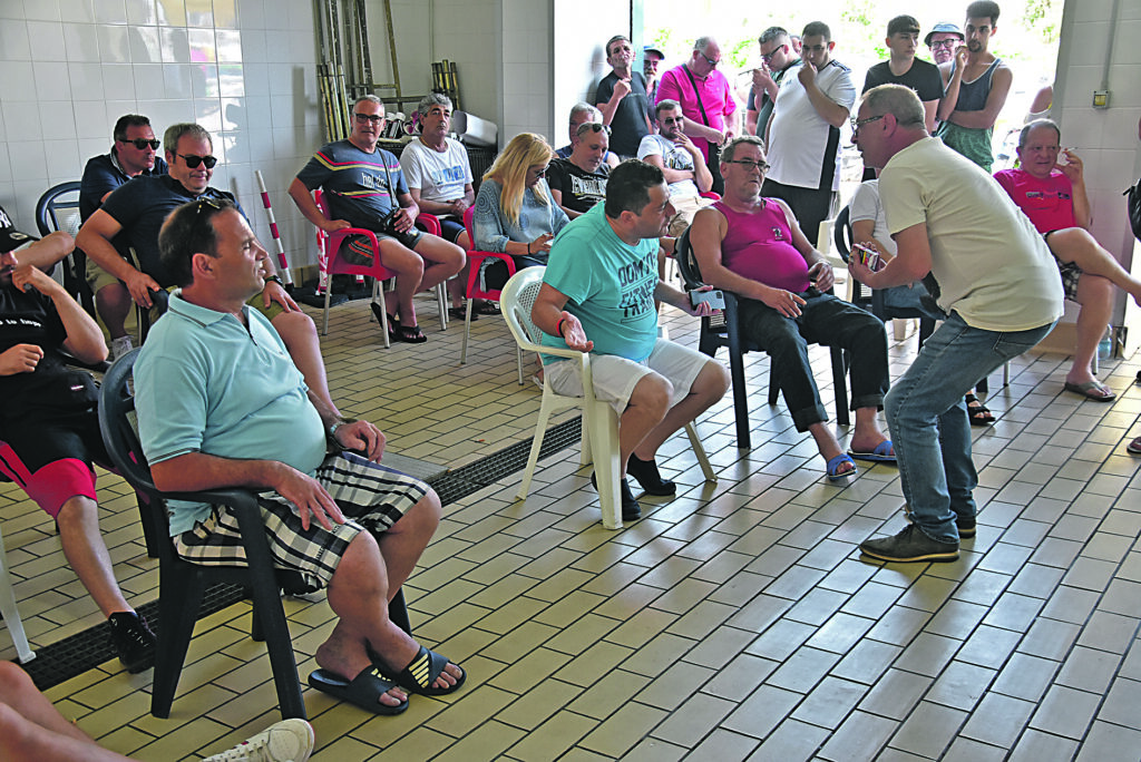 «Non vogliamo mollare», i pescatori restano al porto