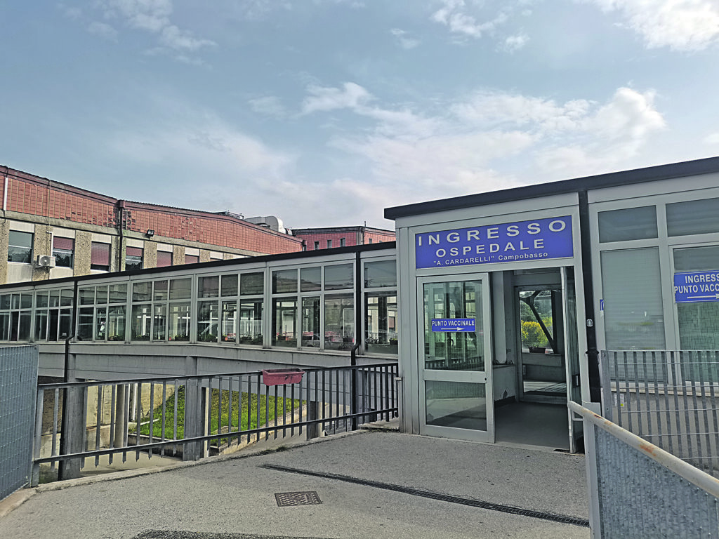 Un 70enne muore al Cardarelli, oltre 500 guariti e casi sotto 4mila