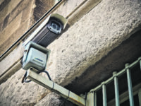 Due milioni, anni di proroghe e telecamere ‘farlocche’: altro che Grande fratello