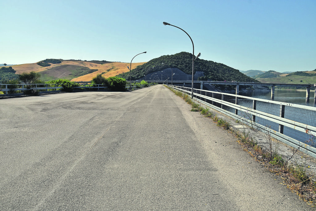 Lavori al Liscione, otto indagati per truffa