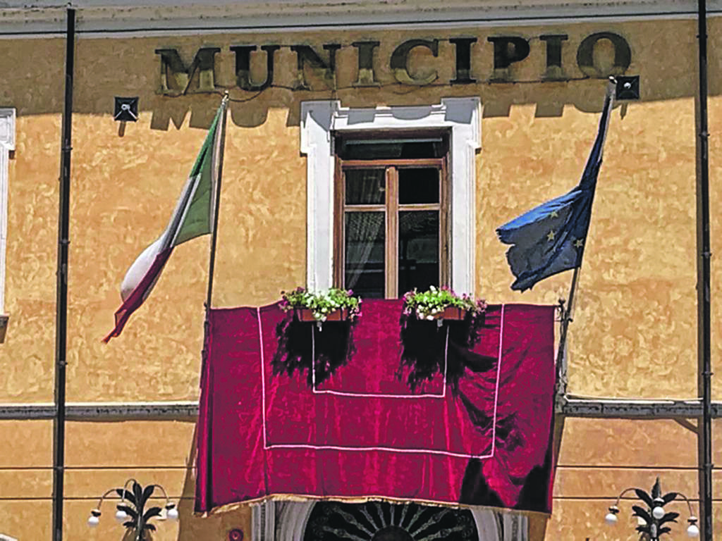 Bojano. Peppone, don Camillo e il balcone della discordia