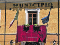 Bojano. Peppone, don Camillo e il balcone della discordia