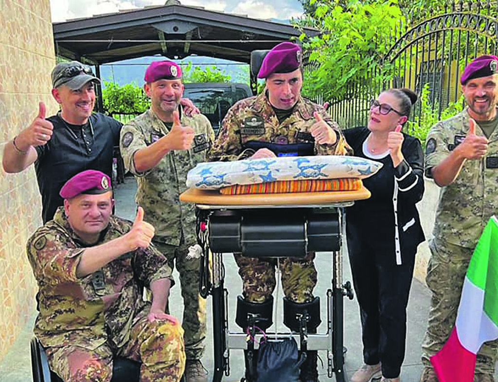Festa a sorpresa per Sasà: per lui i parà e il consigliere del ministro della Difesa